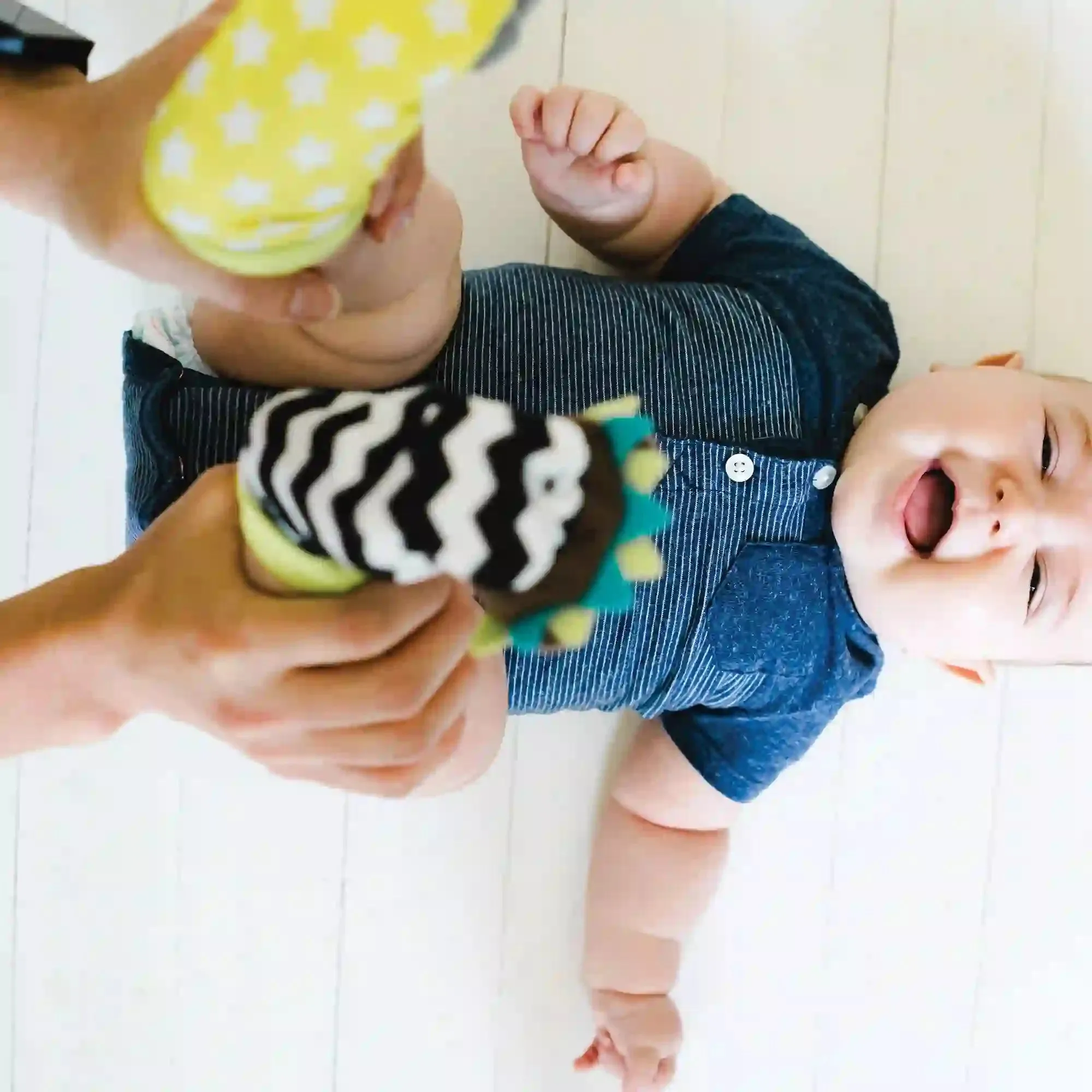 Bbluv Duo Developmental Foot Finders With Rattle - Hedgehog & Racoon