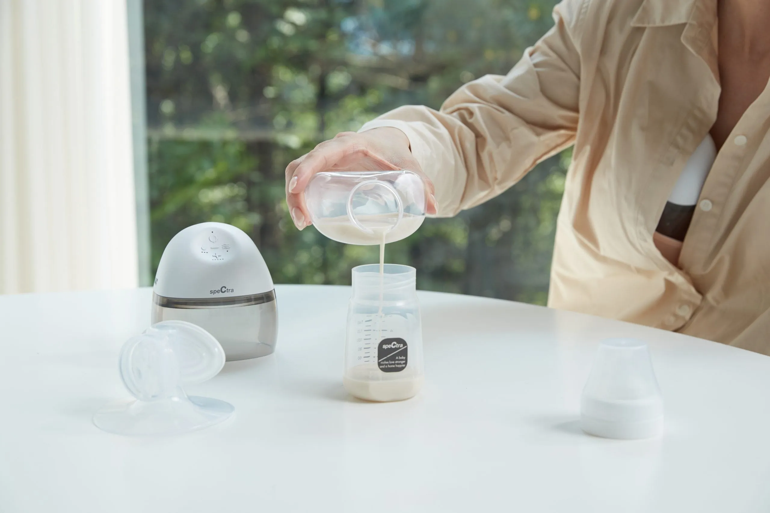 Spectra Dual Compact   Wearable Electric Breast Pump Bundle